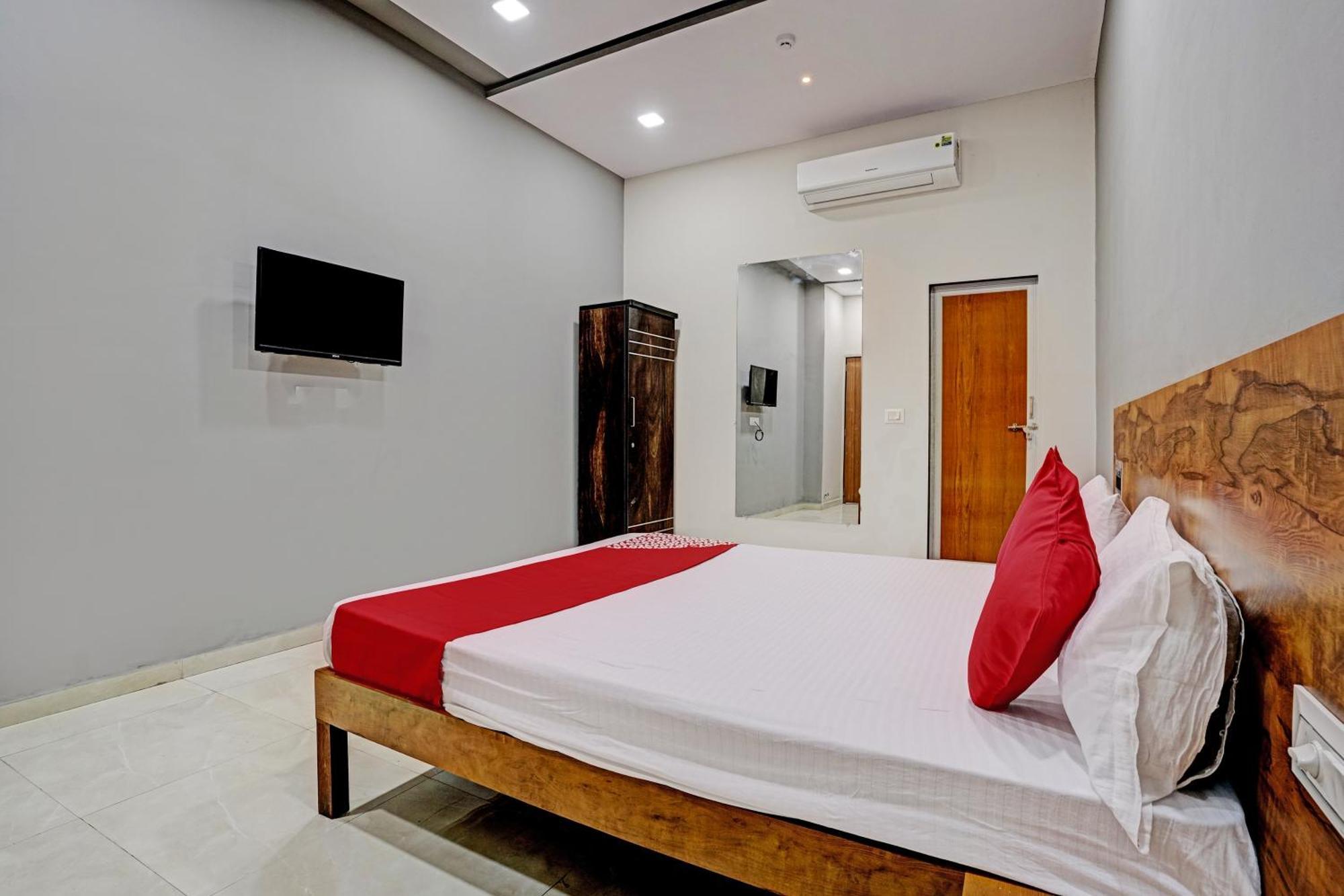 OYO 90395 Hotel 9 Surat Exterior foto